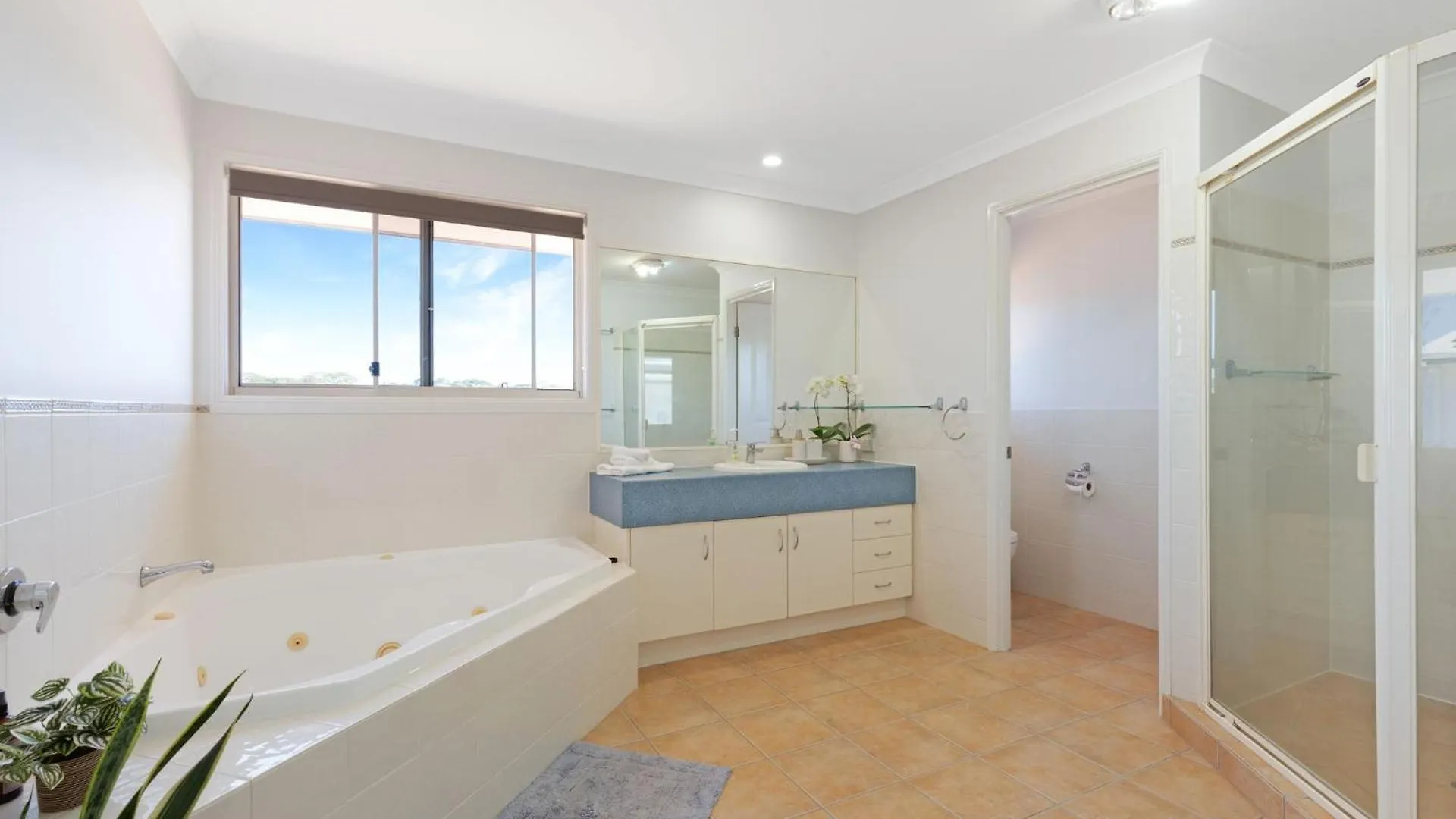 Luxury 4 Bedroom Waterfront Holiday Home On The Sunshine Coast Parrearra 0*,  Australia