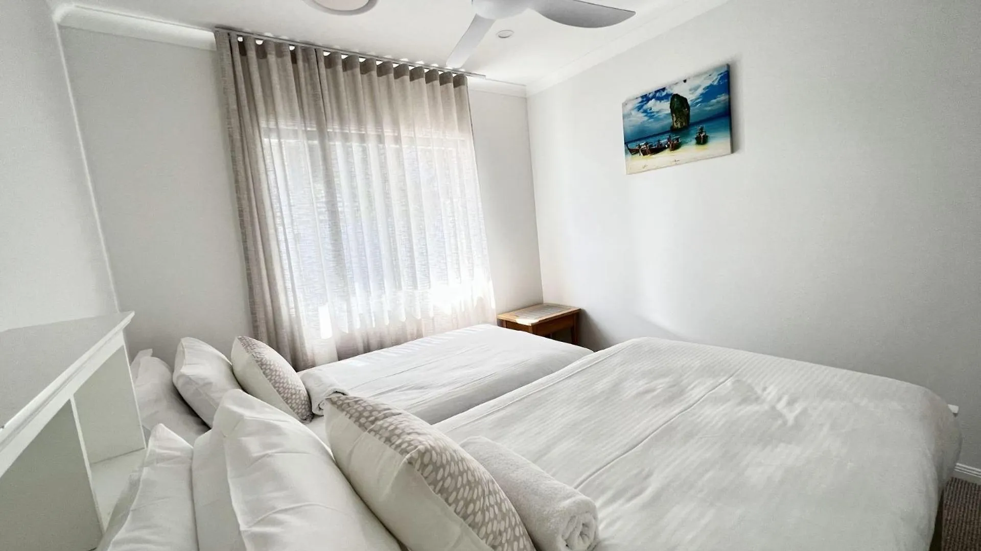 Luxury 4 Bedroom Waterfront Holiday Home On The Sunshine Coast Parrearra
