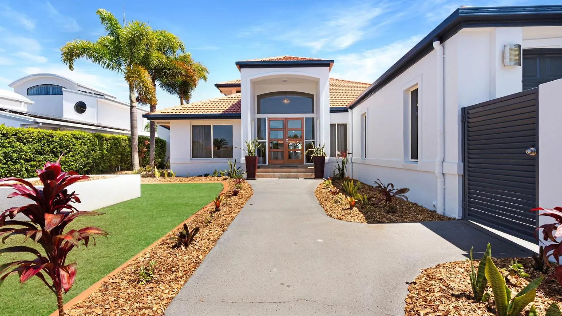 Luxury 4 Bedroom Waterfront Holiday Home On The Sunshine Coast Parrearra Australia