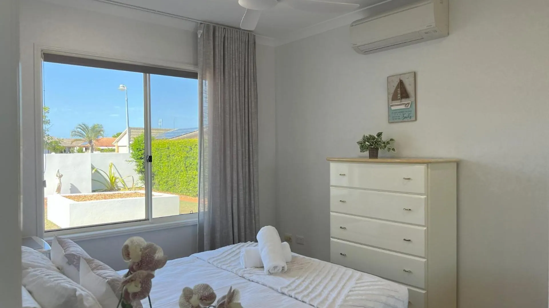 Luxury 4 Bedroom Waterfront Holiday Home On The Sunshine Coast Parrearra 0*,  Australia