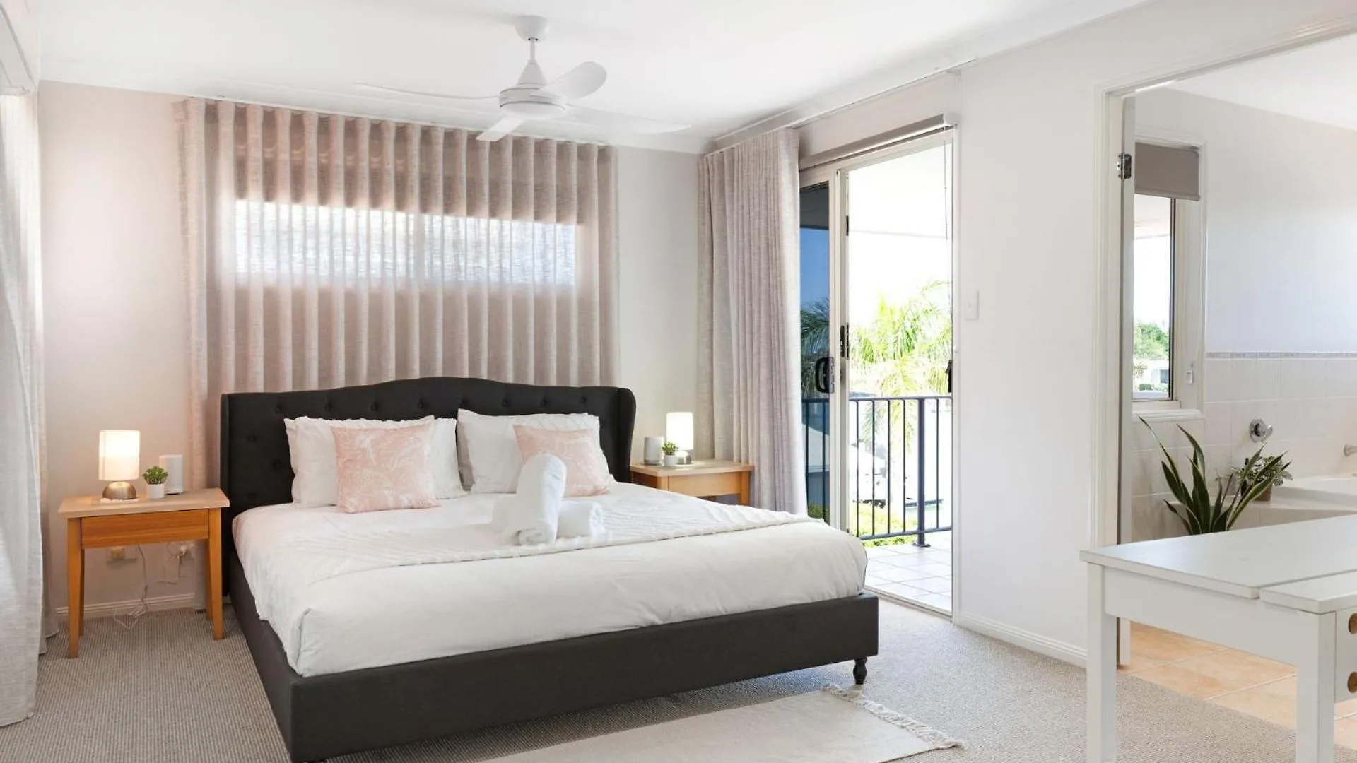 Luxury 4 Bedroom Waterfront Holiday Home On The Sunshine Coast Parrearra