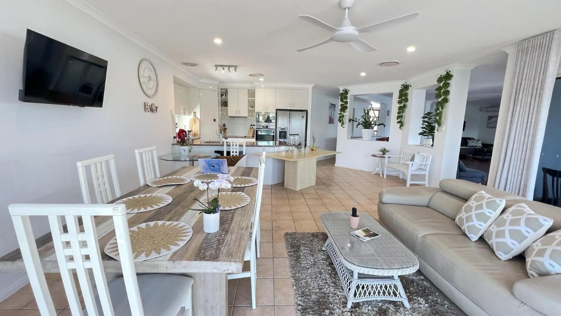 Luxury 4 Bedroom Waterfront Holiday Home On The Sunshine Coast Parrearra