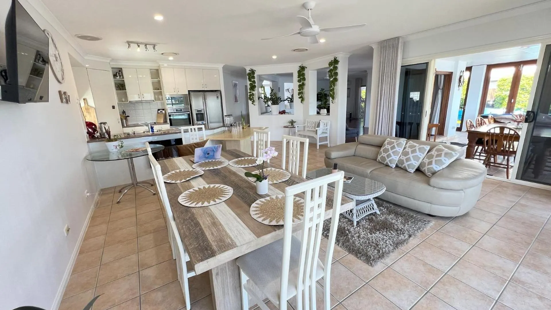 Luxury 4 Bedroom Waterfront Holiday Home On The Sunshine Coast Parrearra