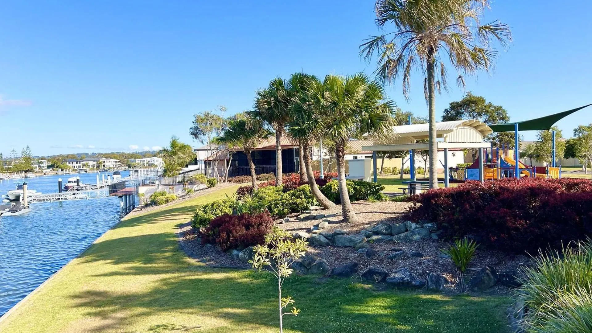Luxury 4 Bedroom Waterfront Holiday Home On The Sunshine Coast Parrearra 0*,