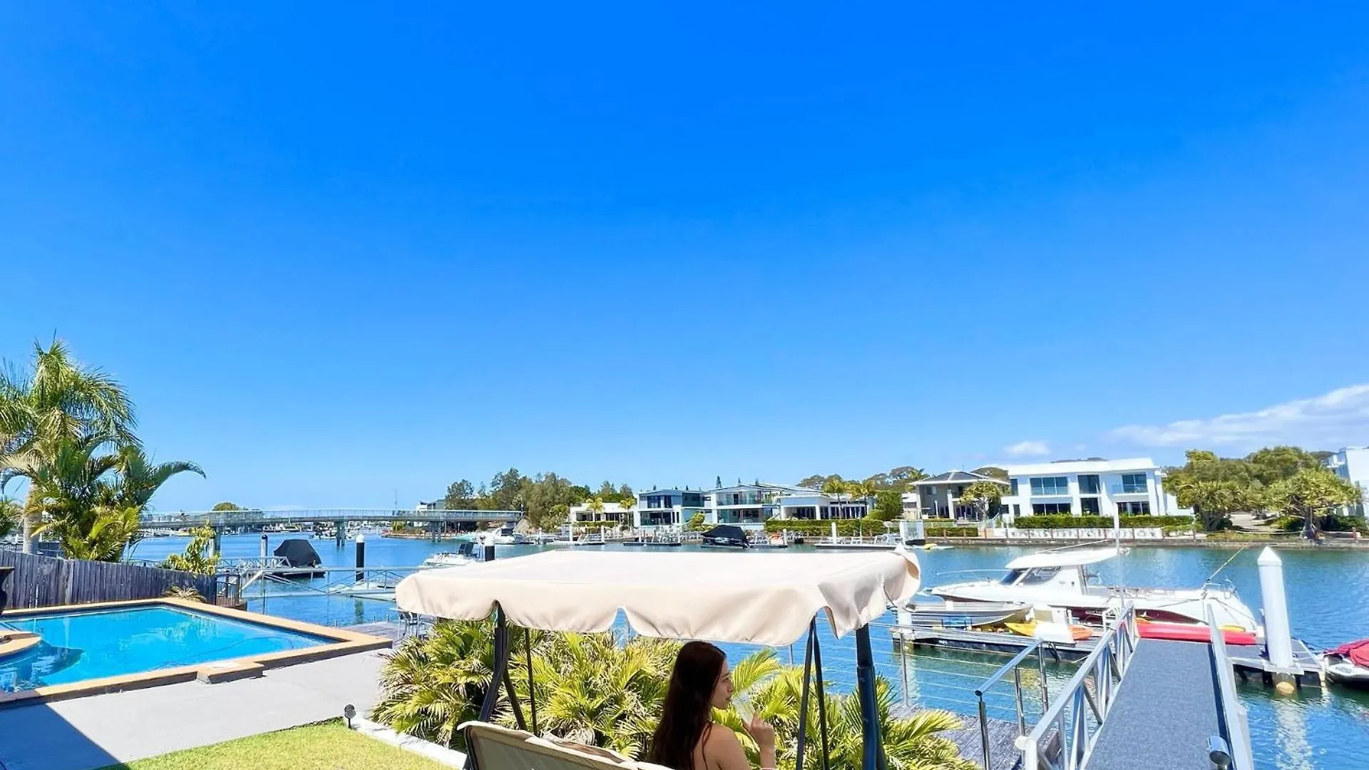Luxury 4 Bedroom Waterfront Holiday Home On The Sunshine Coast Parrearra