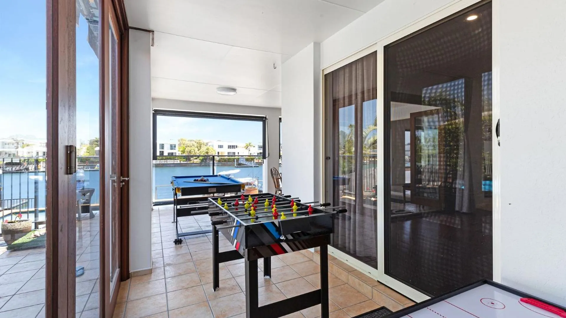 Luxury 4 Bedroom Waterfront Holiday Home On The Sunshine Coast Parrearra 0*,