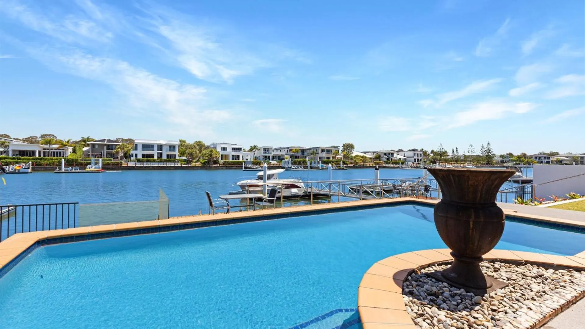 Luxury 4 Bedroom Waterfront Holiday Home On The Sunshine Coast Parrearra